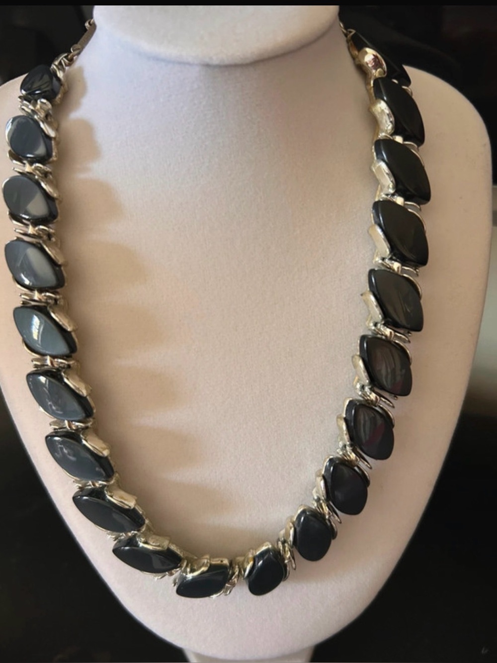Lisner vintage charcoal gray or black necklace